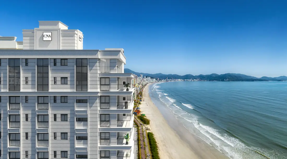 O edifício e a orla da Meia Praia